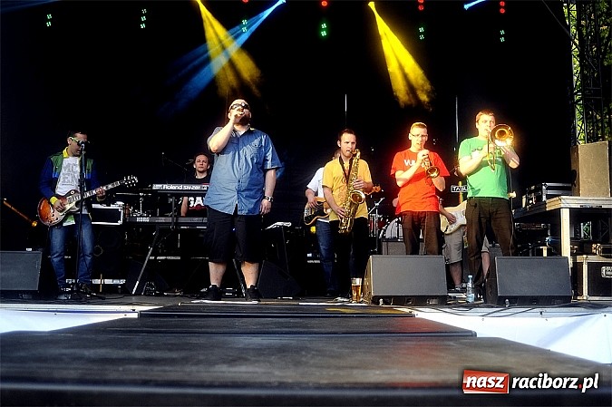 Zdjęcie w galerii na portalu naszraciborz.pl: Abradab i Tabu rozbujali studentów wiadomości z regionu