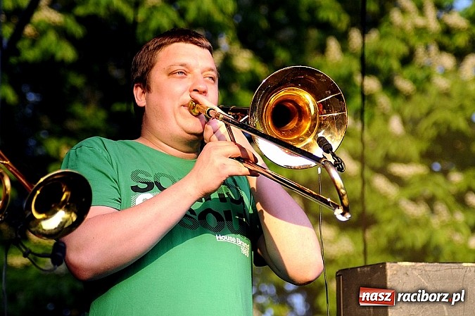 Zdjęcie w galerii na portalu naszraciborz.pl: Abradab i Tabu rozbujali studentów wiadomości z regionu