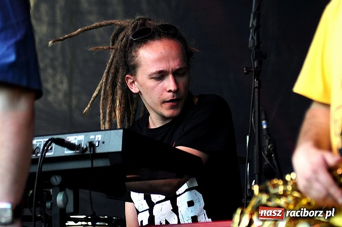 Zdjęcie w galerii na portalu naszraciborz.pl: Abradab i Tabu rozbujali studentów wiadomości z regionu