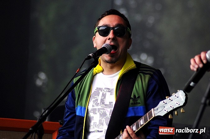 Zdjęcie w galerii na portalu naszraciborz.pl: Abradab i Tabu rozbujali studentów wiadomości z regionu