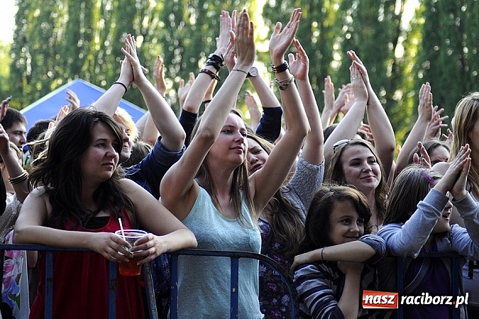 Zdjęcie w galerii na portalu naszraciborz.pl: Abradab i Tabu rozbujali studentów wiadomości z regionu
