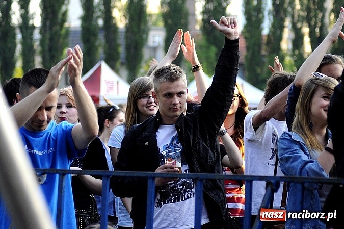 Zdjęcie w galerii na portalu naszraciborz.pl: Abradab i Tabu rozbujali studentów wiadomości z regionu