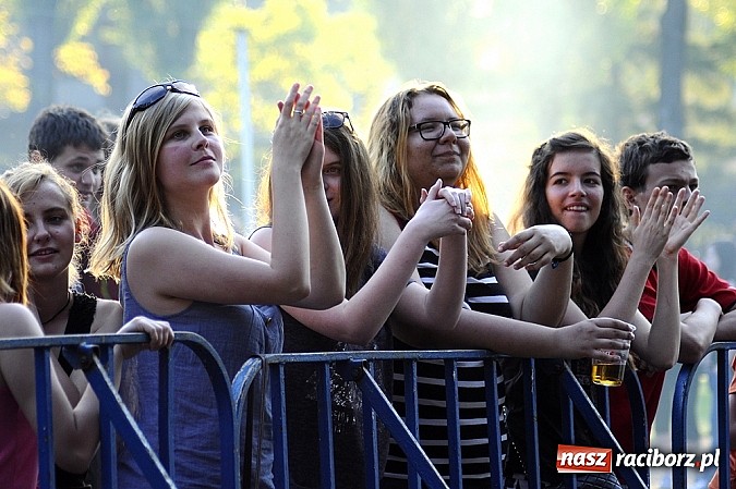 Zdjęcie w galerii na portalu naszraciborz.pl: Abradab i Tabu rozbujali studentów wiadomości z regionu