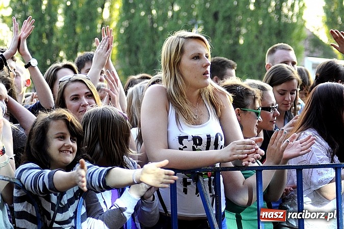 Zdjęcie w galerii na portalu naszraciborz.pl: Abradab i Tabu rozbujali studentów wiadomości z regionu