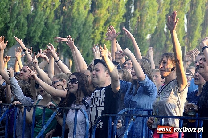 Zdjęcie w galerii na portalu naszraciborz.pl: Abradab i Tabu rozbujali studentów wiadomości z regionu