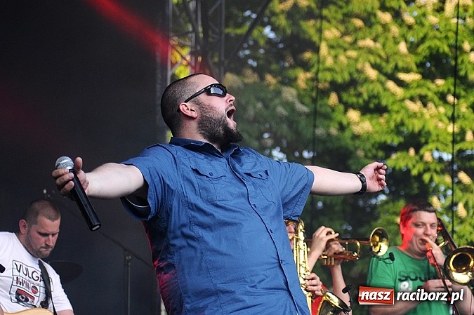 Zdjęcie w galerii na portalu naszraciborz.pl: Abradab i Tabu rozbujali studentów wiadomości z regionu