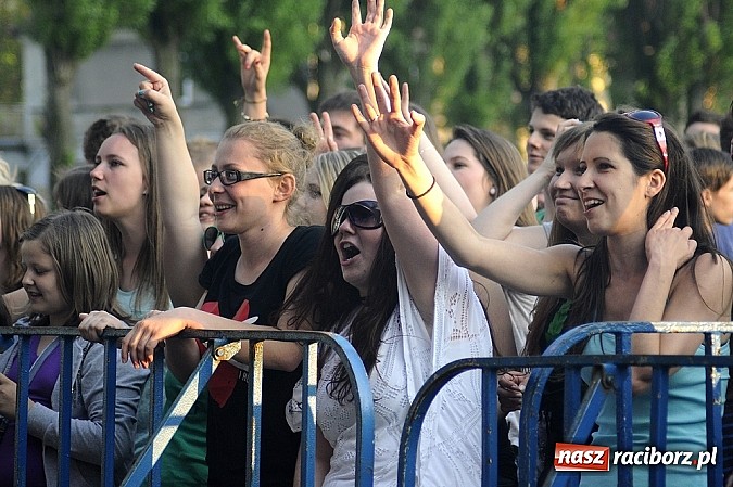 Zdjęcie w galerii na portalu naszraciborz.pl: Abradab i Tabu rozbujali studentów wiadomości z regionu