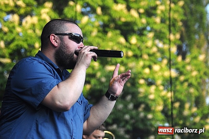 Zdjęcie w galerii na portalu naszraciborz.pl: Abradab i Tabu rozbujali studentów wiadomości z regionu