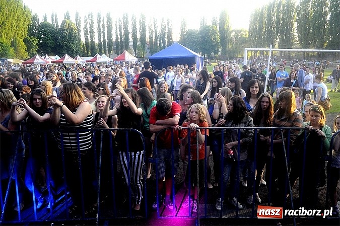Zdjęcie w galerii na portalu naszraciborz.pl: Abradab i Tabu rozbujali studentów wiadomości z regionu