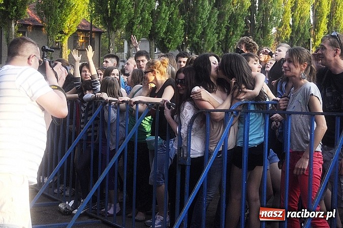 Zdjęcie w galerii na portalu naszraciborz.pl: Abradab i Tabu rozbujali studentów wiadomości z regionu