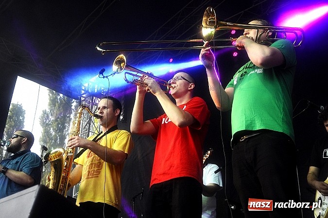 Zdjęcie w galerii na portalu naszraciborz.pl: Abradab i Tabu rozbujali studentów wiadomości z regionu