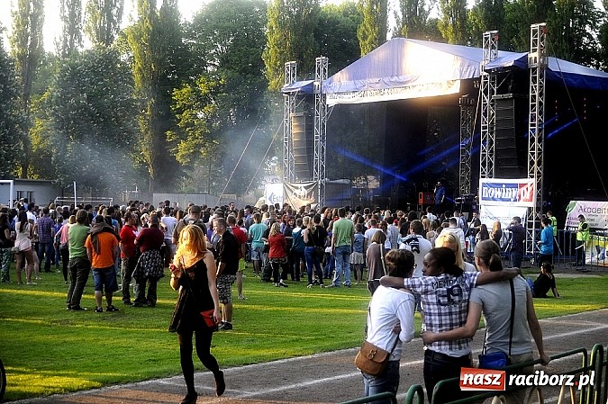 Zdjęcie w galerii na portalu naszraciborz.pl: Abradab i Tabu rozbujali studentów wiadomości z regionu