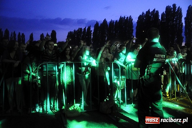 Zdjęcie w galerii na portalu naszraciborz.pl: Abradab i Tabu rozbujali studentów wiadomości z regionu