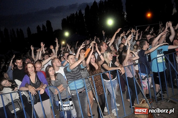 Zdjęcie w galerii na portalu naszraciborz.pl: Abradab i Tabu rozbujali studentów wiadomości z regionu