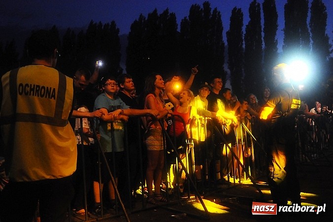 Zdjęcie w galerii na portalu naszraciborz.pl: Abradab i Tabu rozbujali studentów wiadomości z regionu