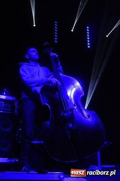 Zdjęcie w galerii na portalu naszraciborz.pl: Abradab i Tabu rozbujali studentów wiadomości z regionu