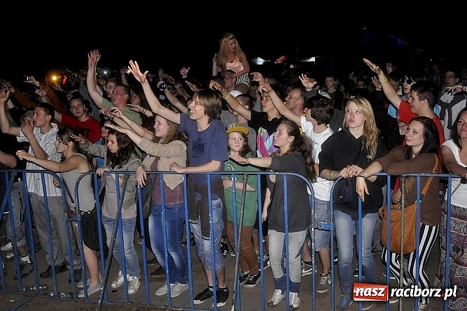 Zdjęcie w galerii na portalu naszraciborz.pl: Abradab i Tabu rozbujali studentów wiadomości z regionu