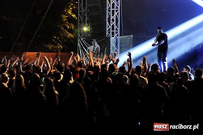 Zdjęcie w galerii na portalu naszraciborz.pl: Abradab i Tabu rozbujali studentów wiadomości z regionu