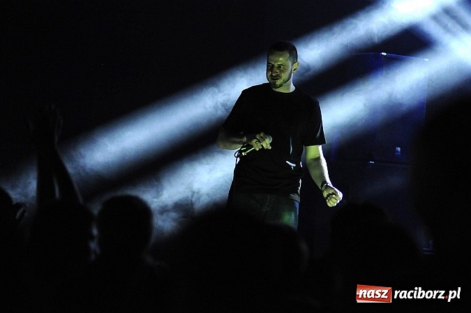 Zdjęcie w galerii na portalu naszraciborz.pl: Abradab i Tabu rozbujali studentów wiadomości z regionu