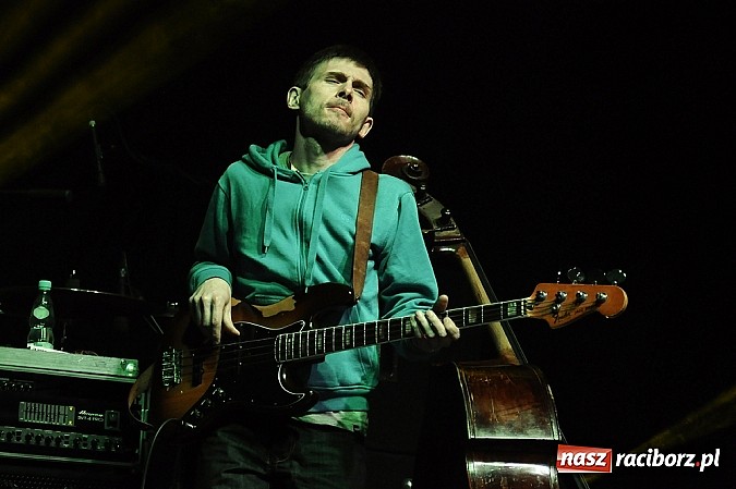 Zdjęcie w galerii na portalu naszraciborz.pl: Abradab i Tabu rozbujali studentów wiadomości z regionu