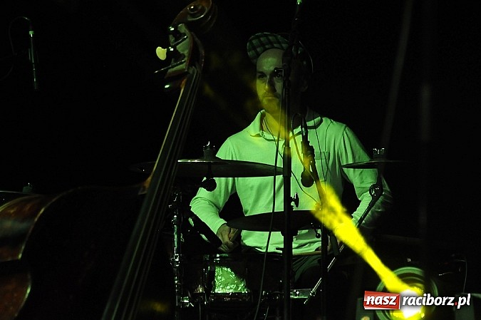 Zdjęcie w galerii na portalu naszraciborz.pl: Abradab i Tabu rozbujali studentów wiadomości z regionu