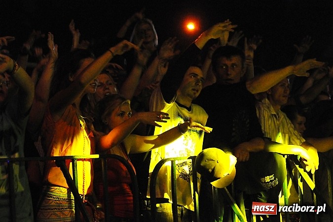 Zdjęcie w galerii na portalu naszraciborz.pl: Abradab i Tabu rozbujali studentów wiadomości z regionu