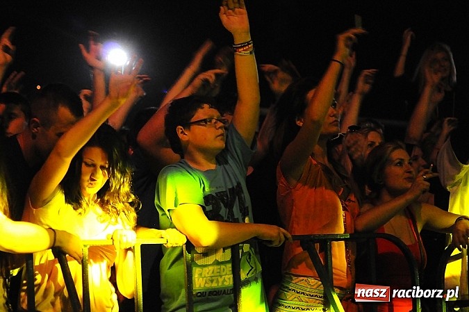 Zdjęcie w galerii na portalu naszraciborz.pl: Abradab i Tabu rozbujali studentów wiadomości z regionu