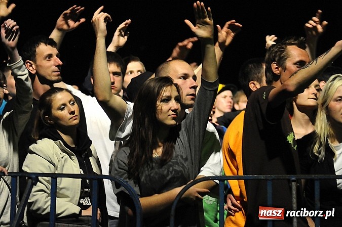 Zdjęcie w galerii na portalu naszraciborz.pl: Abradab i Tabu rozbujali studentów wiadomości z regionu