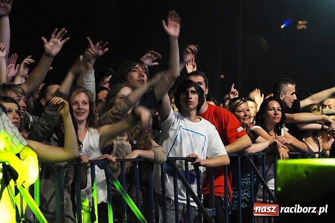 Zdjęcie w galerii na portalu naszraciborz.pl: Abradab i Tabu rozbujali studentów wiadomości z regionu