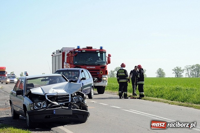 Zdjęcie w galerii na portalu naszraciborz.pl: Poważna kraksa na drodze wojewódzkiej pod Lekartowem wiadomości z regionu
