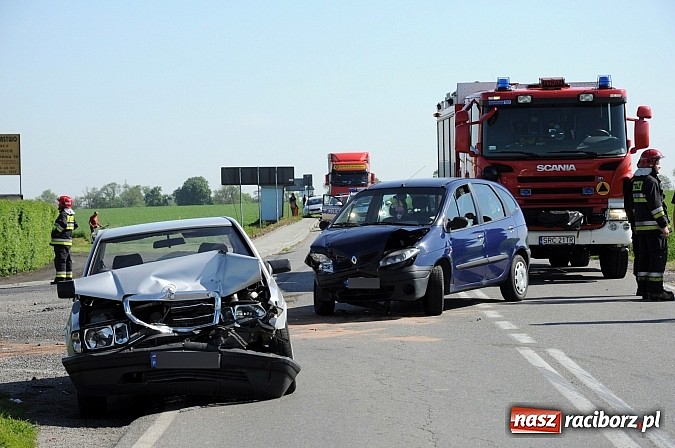 Zdjęcie w galerii na portalu naszraciborz.pl: Poważna kraksa na drodze wojewódzkiej pod Lekartowem wiadomości z regionu