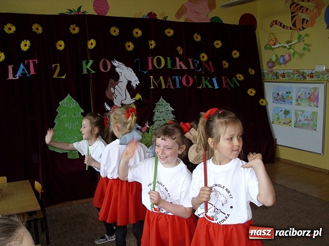 Zdjęcie w galerii na portalu naszraciborz.pl: Święto w Przedszkolu w Markowicach. 80 lat z Koziołkiem Matołkiem wiadomości z regionu
