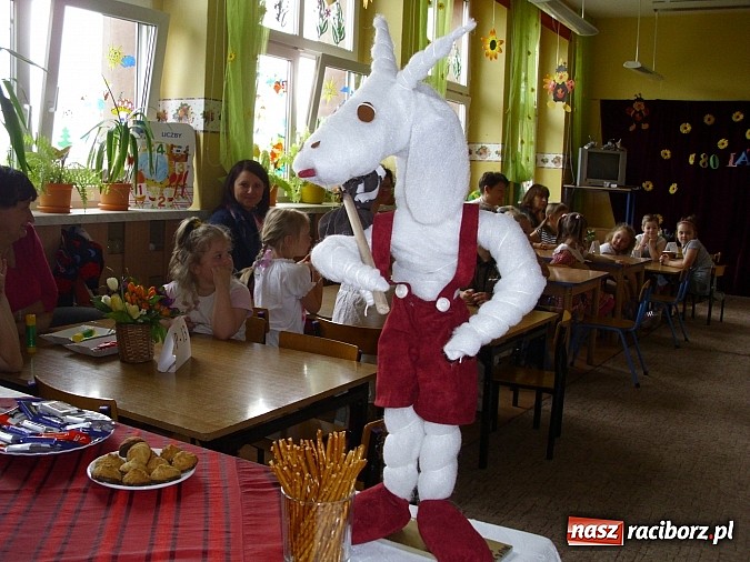 Zdjęcie w galerii na portalu naszraciborz.pl: Święto w Przedszkolu w Markowicach. 80 lat z Koziołkiem Matołkiem wiadomości z regionu