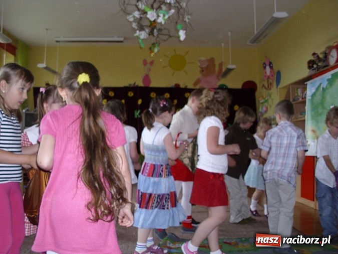Zdjęcie w galerii na portalu naszraciborz.pl: Święto w Przedszkolu w Markowicach. 80 lat z Koziołkiem Matołkiem wiadomości z regionu