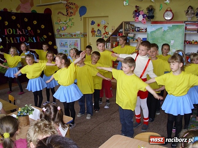 Zdjęcie w galerii na portalu naszraciborz.pl: Święto w Przedszkolu w Markowicach. 80 lat z Koziołkiem Matołkiem wiadomości z regionu
