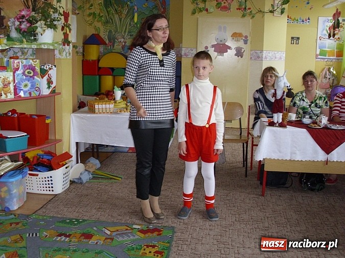 Zdjęcie w galerii na portalu naszraciborz.pl: Święto w Przedszkolu w Markowicach. 80 lat z Koziołkiem Matołkiem wiadomości z regionu