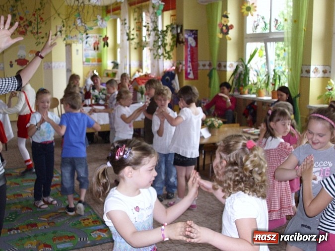 Zdjęcie w galerii na portalu naszraciborz.pl: Święto w Przedszkolu w Markowicach. 80 lat z Koziołkiem Matołkiem wiadomości z regionu