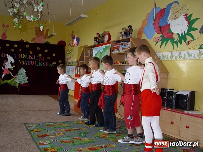 Zdjęcie w galerii na portalu naszraciborz.pl: Święto w Przedszkolu w Markowicach. 80 lat z Koziołkiem Matołkiem wiadomości z regionu