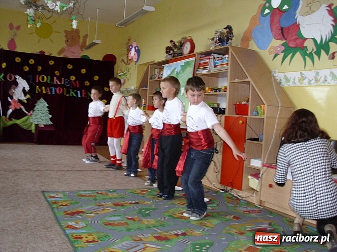 Zdjęcie w galerii na portalu naszraciborz.pl: Święto w Przedszkolu w Markowicach. 80 lat z Koziołkiem Matołkiem wiadomości z regionu