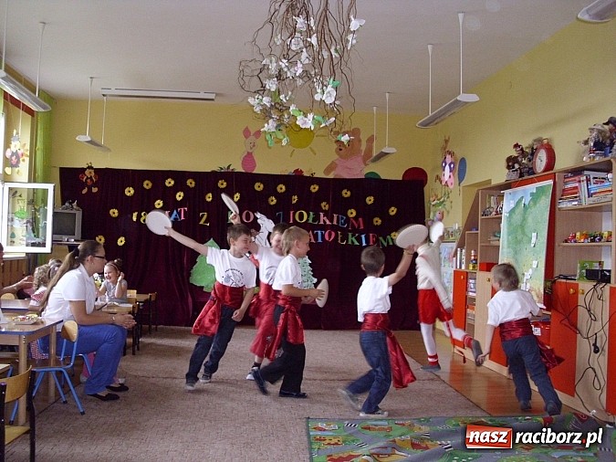 Zdjęcie w galerii na portalu naszraciborz.pl: Święto w Przedszkolu w Markowicach. 80 lat z Koziołkiem Matołkiem wiadomości z regionu