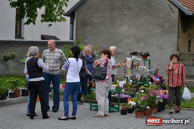 Zdjęcie w galerii na portalu naszraciborz.pl: Festiwal kwiatów oraz młode talenty na scenie w Tworkowie wiadomości z regionu