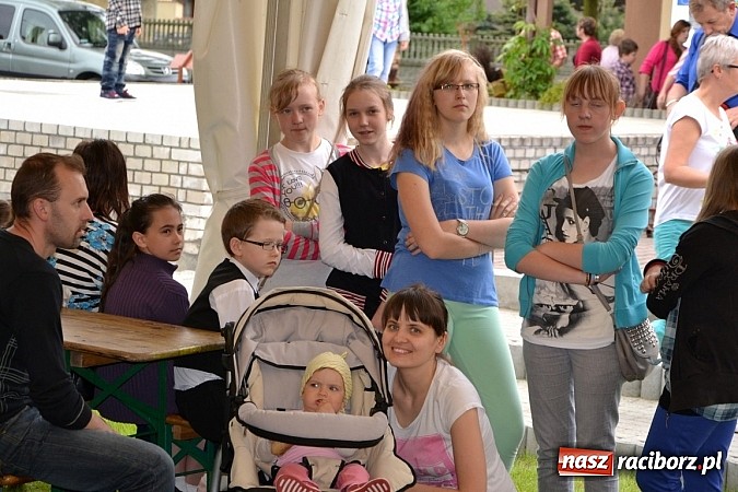 Zdjęcie w galerii na portalu naszraciborz.pl: Festiwal kwiatów oraz młode talenty na scenie w Tworkowie wiadomości z regionu