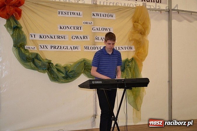 Zdjęcie w galerii na portalu naszraciborz.pl: Festiwal kwiatów oraz młode talenty na scenie w Tworkowie wiadomości z regionu