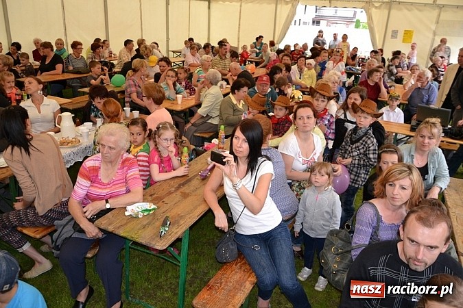 Zdjęcie w galerii na portalu naszraciborz.pl: Festiwal kwiatów oraz młode talenty na scenie w Tworkowie wiadomości z regionu