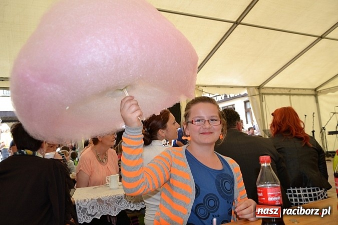 Zdjęcie w galerii na portalu naszraciborz.pl: Festiwal kwiatów oraz młode talenty na scenie w Tworkowie wiadomości z regionu