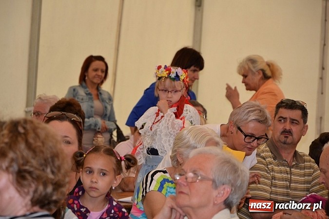 Zdjęcie w galerii na portalu naszraciborz.pl: Festiwal kwiatów oraz młode talenty na scenie w Tworkowie wiadomości z regionu