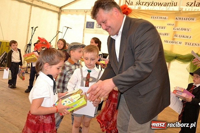 Zdjęcie w galerii na portalu naszraciborz.pl: Festiwal kwiatów oraz młode talenty na scenie w Tworkowie wiadomości z regionu