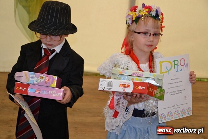 Zdjęcie w galerii na portalu naszraciborz.pl: Festiwal kwiatów oraz młode talenty na scenie w Tworkowie wiadomości z regionu