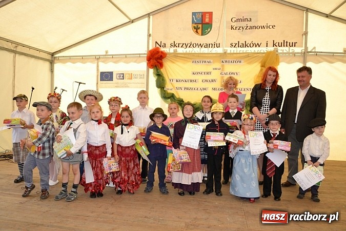 Zdjęcie w galerii na portalu naszraciborz.pl: Festiwal kwiatów oraz młode talenty na scenie w Tworkowie wiadomości z regionu