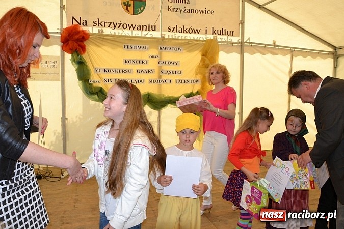 Zdjęcie w galerii na portalu naszraciborz.pl: Festiwal kwiatów oraz młode talenty na scenie w Tworkowie wiadomości z regionu